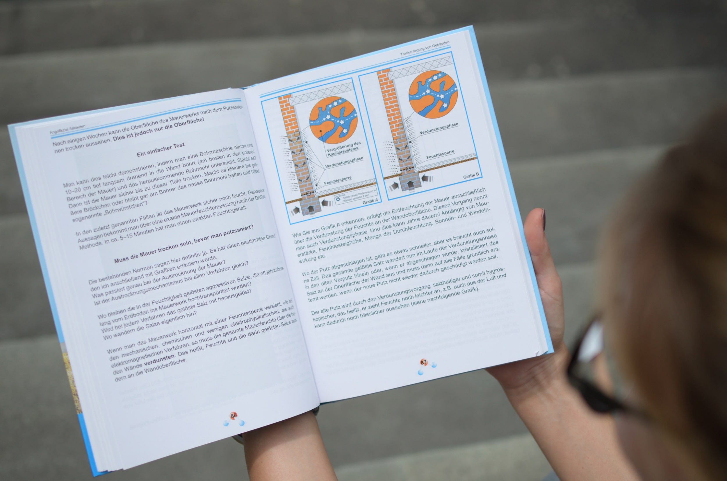 Fachbuch in der Hand