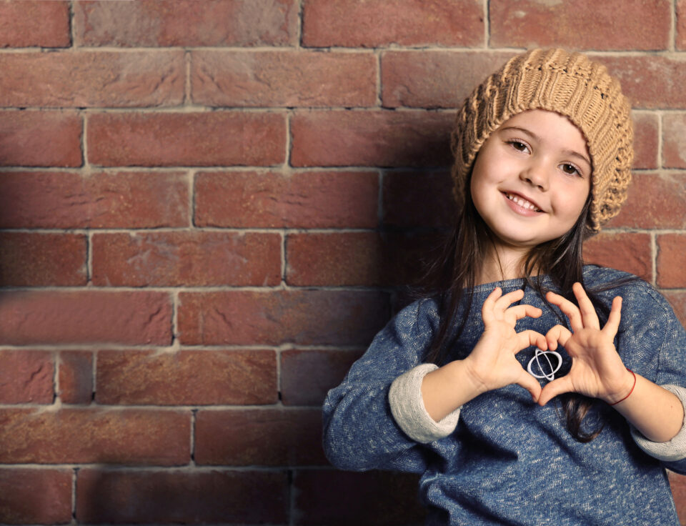 Mädchen hält Aquapol-Logo